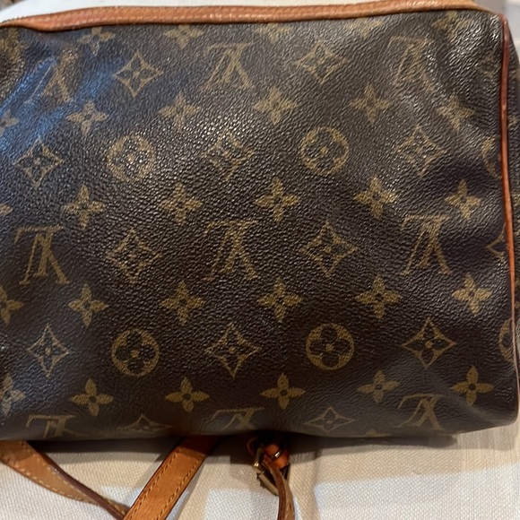 Louis Vuitton Crossbody bag with zipper. Adjustable strap. - Picture 6 of 9